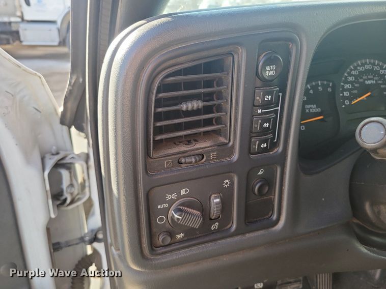 image for item LG9522 2005 Chevrolet Silverado 1500  Crew Cab pickup truck