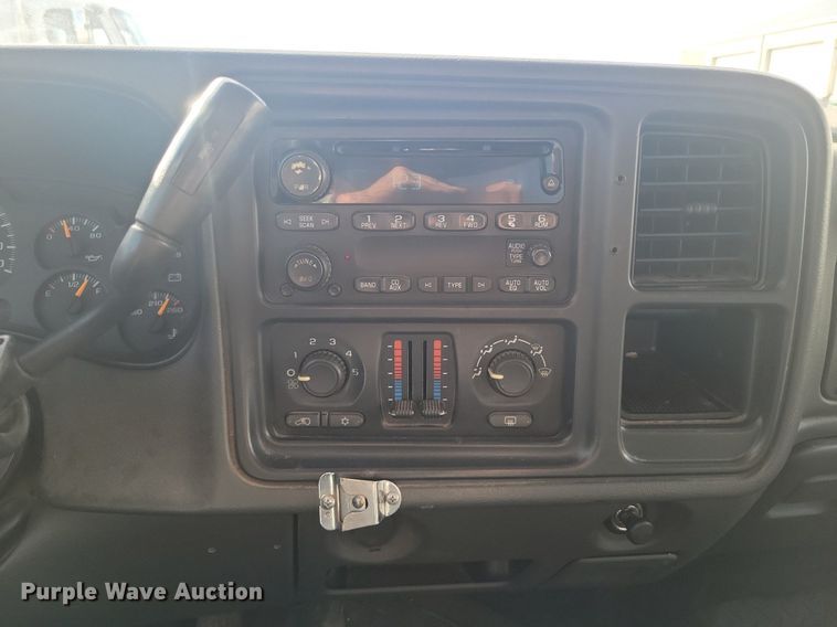 image for item LG9522 2005 Chevrolet Silverado 1500  Crew Cab pickup truck