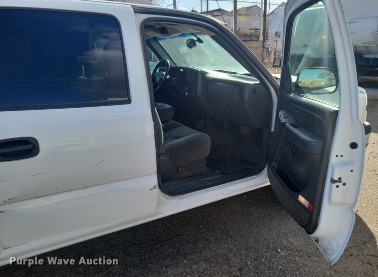 image for item LG9522 2005 Chevrolet Silverado 1500  Crew Cab pickup truck