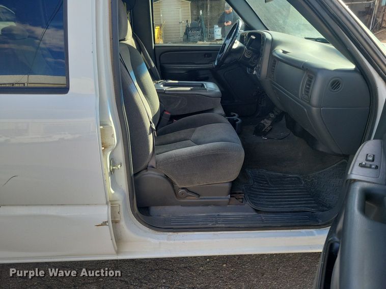 image for item LG9522 2005 Chevrolet Silverado 1500  Crew Cab pickup truck