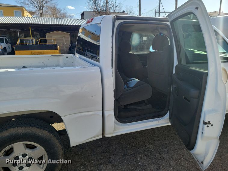 image for item LG9522 2005 Chevrolet Silverado 1500  Crew Cab pickup truck