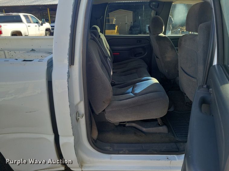 image for item LG9522 2005 Chevrolet Silverado 1500  Crew Cab pickup truck