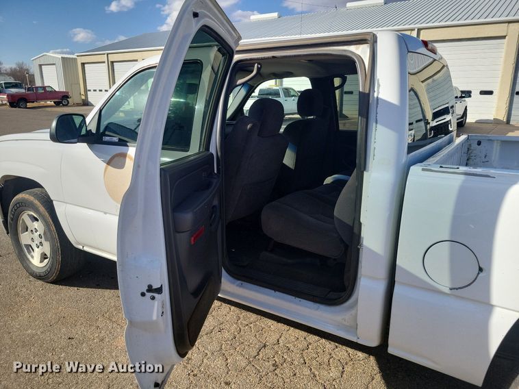 image for item LG9522 2005 Chevrolet Silverado 1500  Crew Cab pickup truck