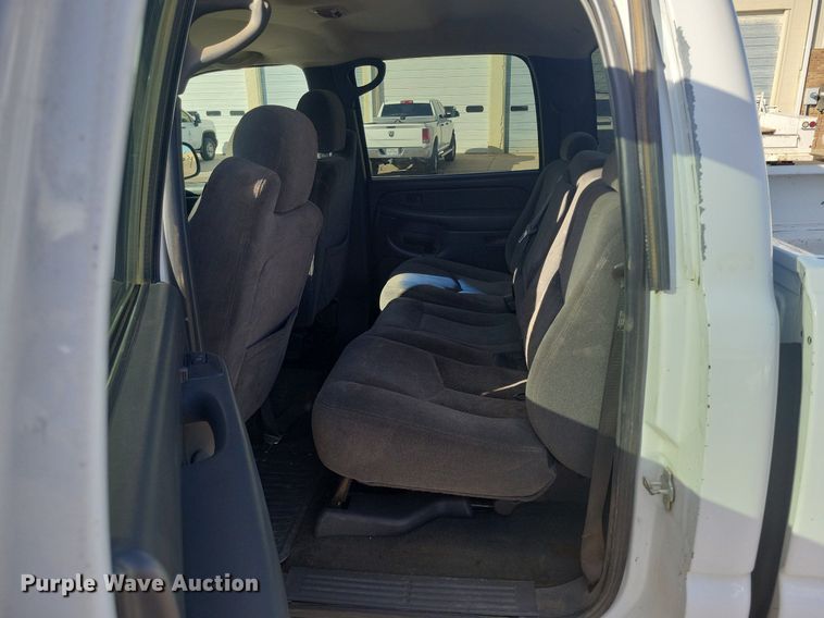 image for item LG9522 2005 Chevrolet Silverado 1500  Crew Cab pickup truck