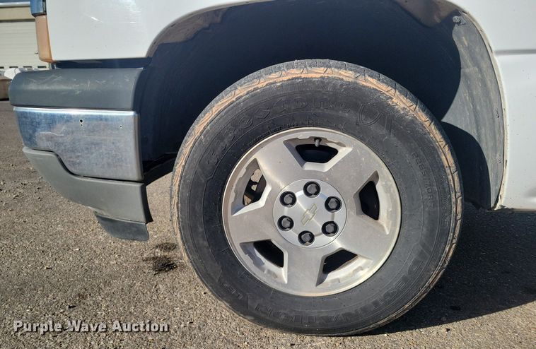 image for item LG9522 2005 Chevrolet Silverado 1500  Crew Cab pickup truck