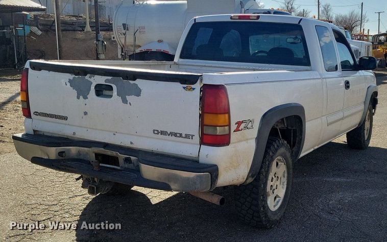 image for item LG9523 2003 Chevrolet Silverado 1500  Ext. Cab pickup truck