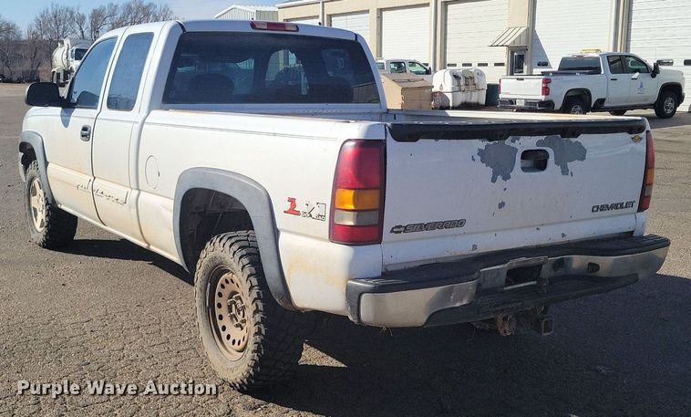 image for item LG9523 2003 Chevrolet Silverado 1500  Ext. Cab pickup truck