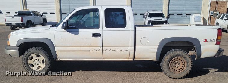 image for item LG9523 2003 Chevrolet Silverado 1500  Ext. Cab pickup truck