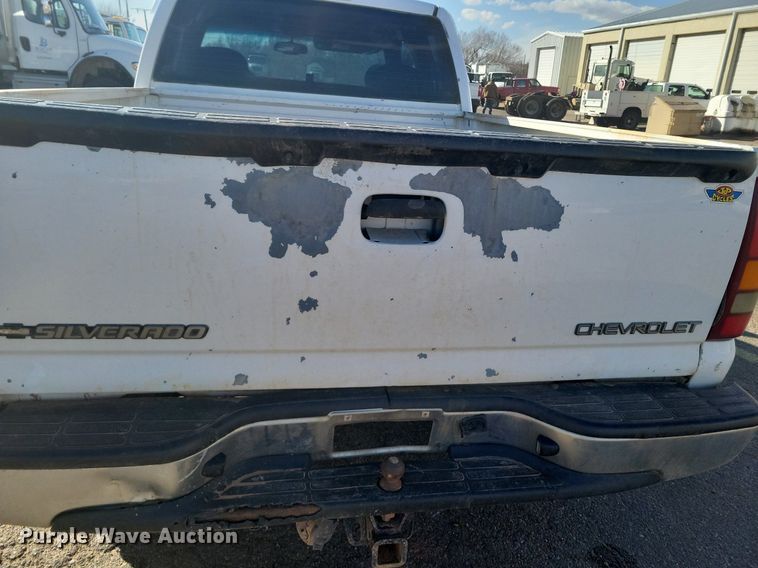 image for item LG9523 2003 Chevrolet Silverado 1500  Ext. Cab pickup truck