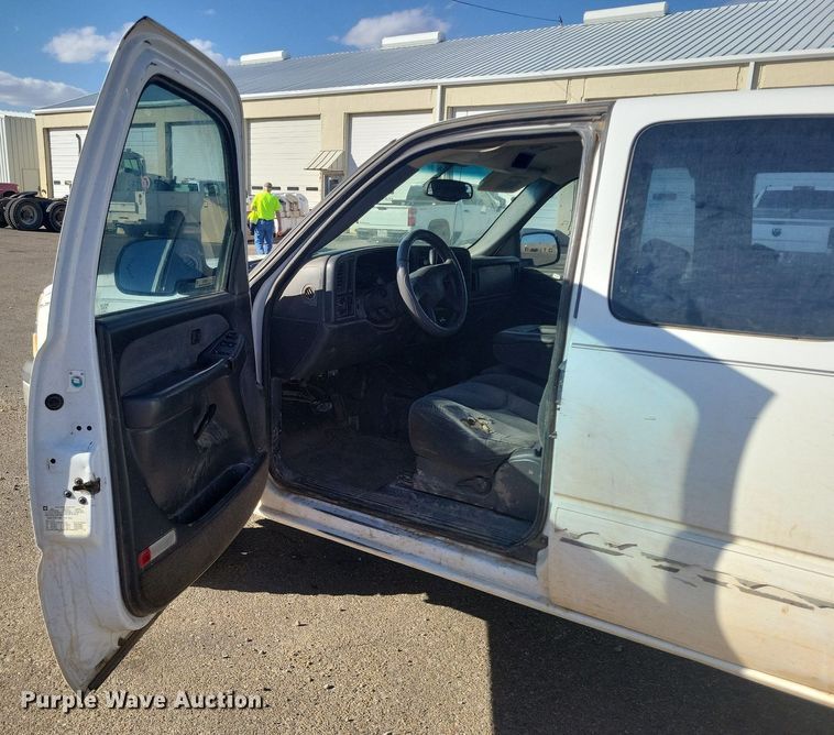 image for item LG9523 2003 Chevrolet Silverado 1500  Ext. Cab pickup truck