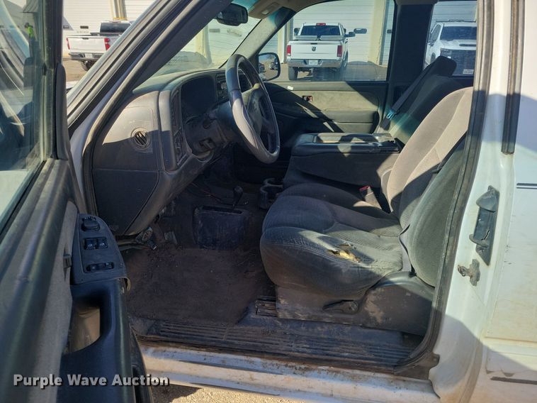 image for item LG9523 2003 Chevrolet Silverado 1500  Ext. Cab pickup truck