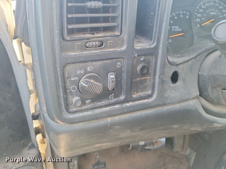 image for item LG9523 2003 Chevrolet Silverado 1500  Ext. Cab pickup truck