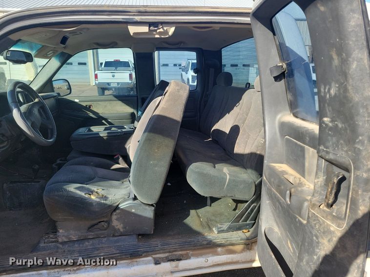 image for item LG9523 2003 Chevrolet Silverado 1500  Ext. Cab pickup truck
