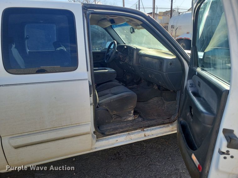 image for item LG9523 2003 Chevrolet Silverado 1500  Ext. Cab pickup truck