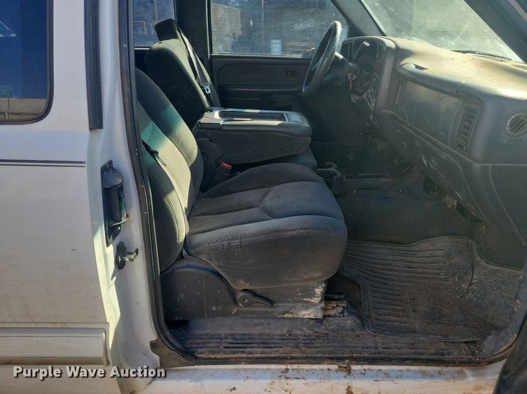 image for item LG9523 2003 Chevrolet Silverado 1500  Ext. Cab pickup truck