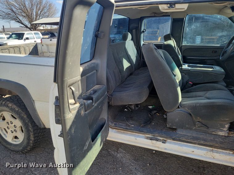 image for item LG9523 2003 Chevrolet Silverado 1500  Ext. Cab pickup truck