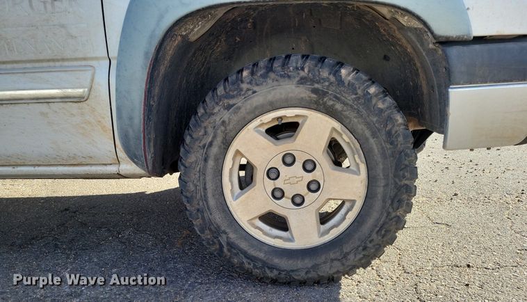 image for item LG9523 2003 Chevrolet Silverado 1500  Ext. Cab pickup truck