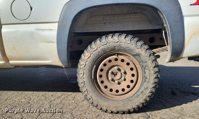 image for item LG9523 2003 Chevrolet Silverado 1500  Ext. Cab pickup truck