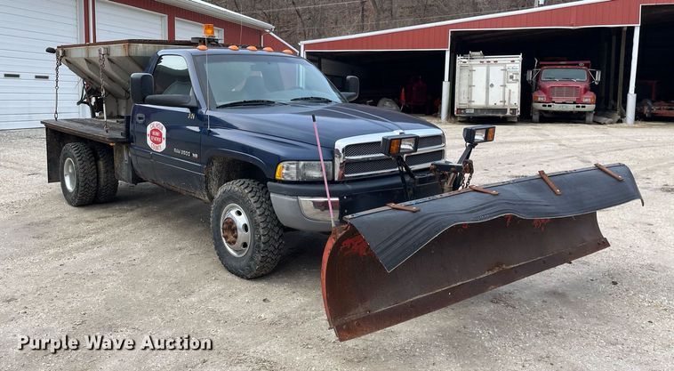 image for item MA9919 2001 Dodge Ram 3500  flatbed pickup truck