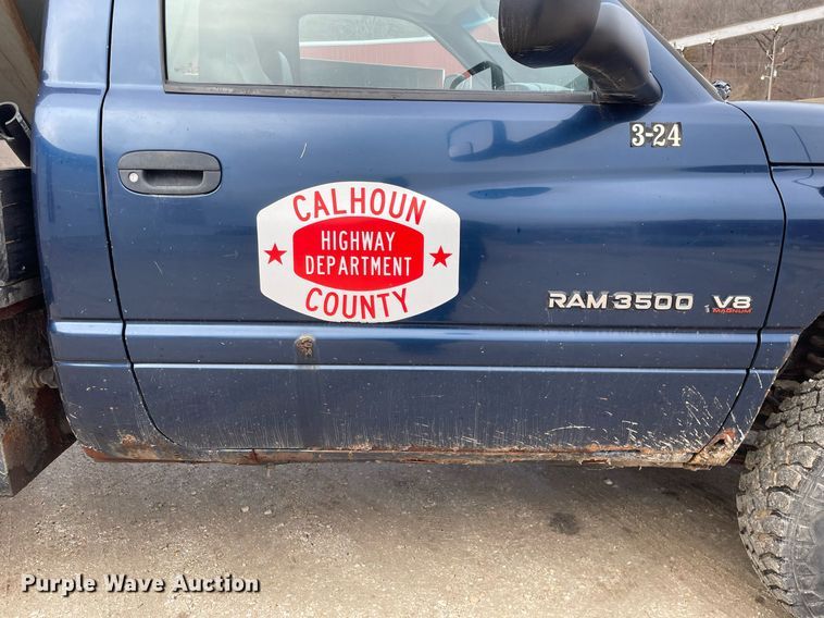 image for item MA9919 2001 Dodge Ram 3500  flatbed pickup truck