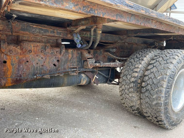 image for item MA9919 2001 Dodge Ram 3500  flatbed pickup truck