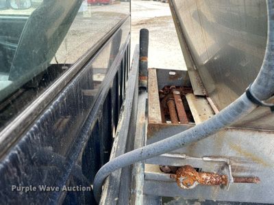 image for item MA9919 2001 Dodge Ram 3500  flatbed pickup truck