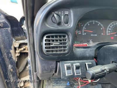 image for item MA9919 2001 Dodge Ram 3500  flatbed pickup truck