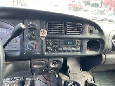 image for item MA9919 2001 Dodge Ram 3500  flatbed pickup truck