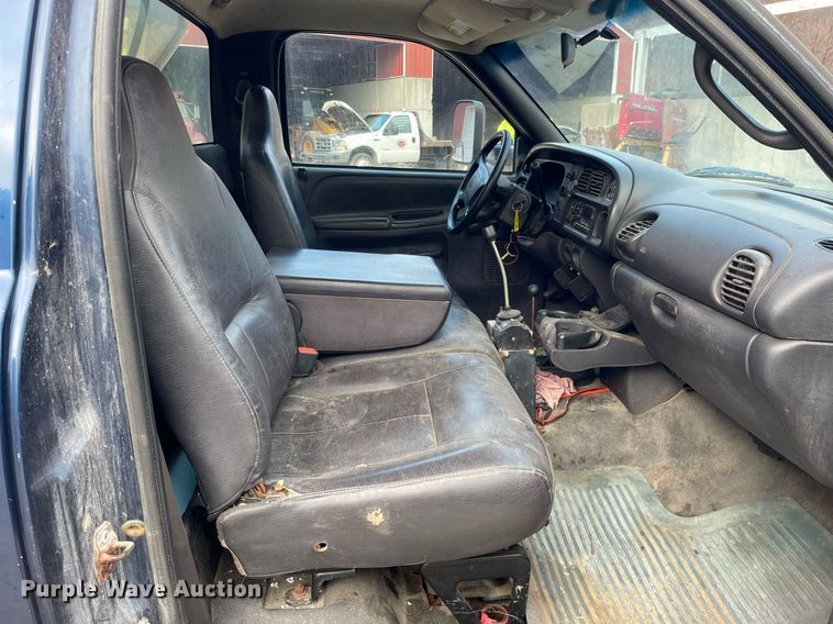 image for item MA9919 2001 Dodge Ram 3500  flatbed pickup truck