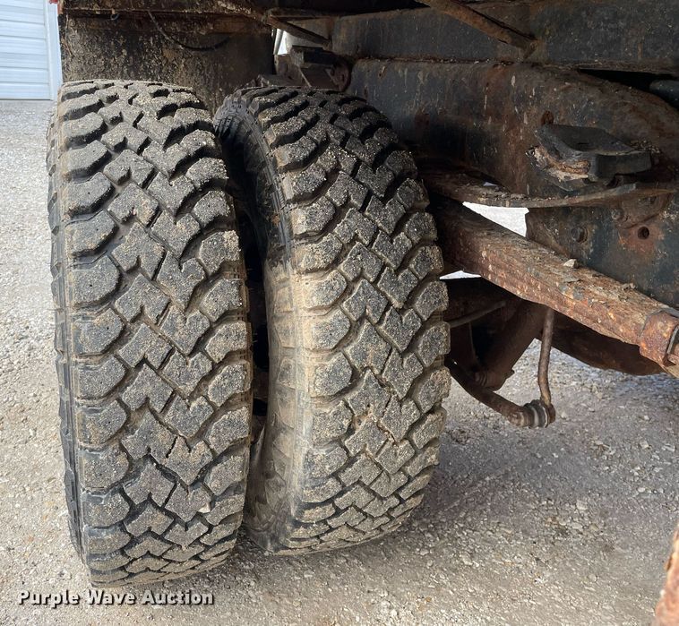 image for item MA9919 2001 Dodge Ram 3500  flatbed pickup truck