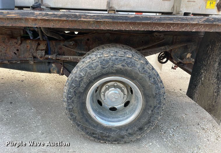 image for item MA9919 2001 Dodge Ram 3500  flatbed pickup truck