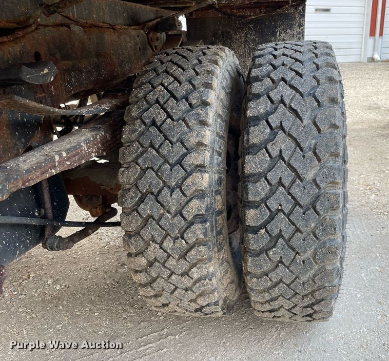 image for item MA9919 2001 Dodge Ram 3500  flatbed pickup truck