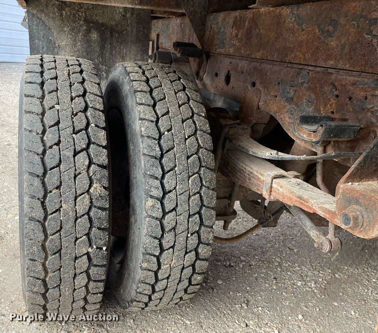 image for item MA9920 2004 Ford F450 Super Duty  flatbed truck