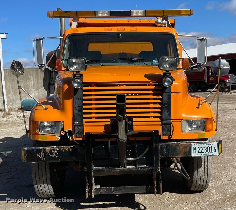 image for item MA9925 2001 International 4900  dump truck