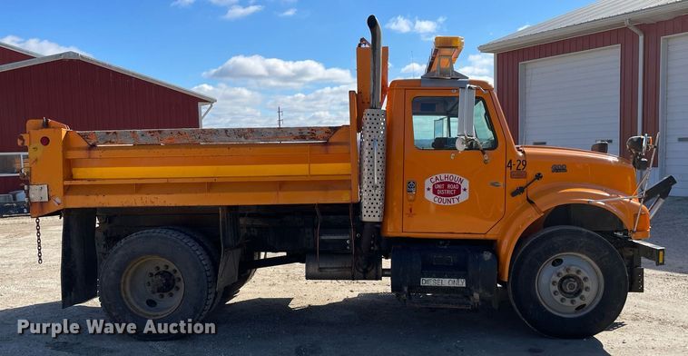 image for item MA9925 2001 International 4900  dump truck