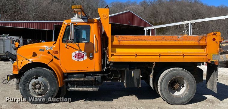 image for item MA9925 2001 International 4900  dump truck