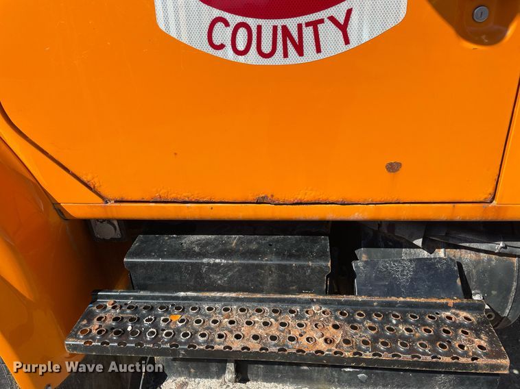 image for item MA9925 2001 International 4900  dump truck