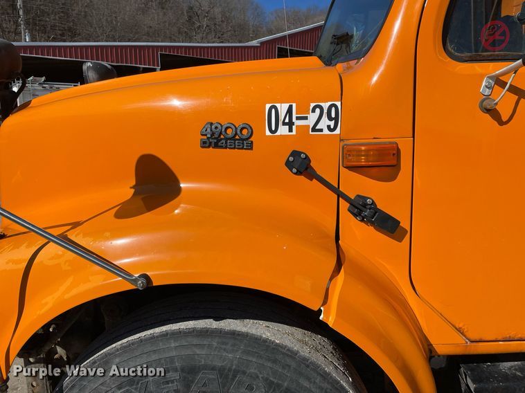 image for item MA9925 2001 International 4900  dump truck