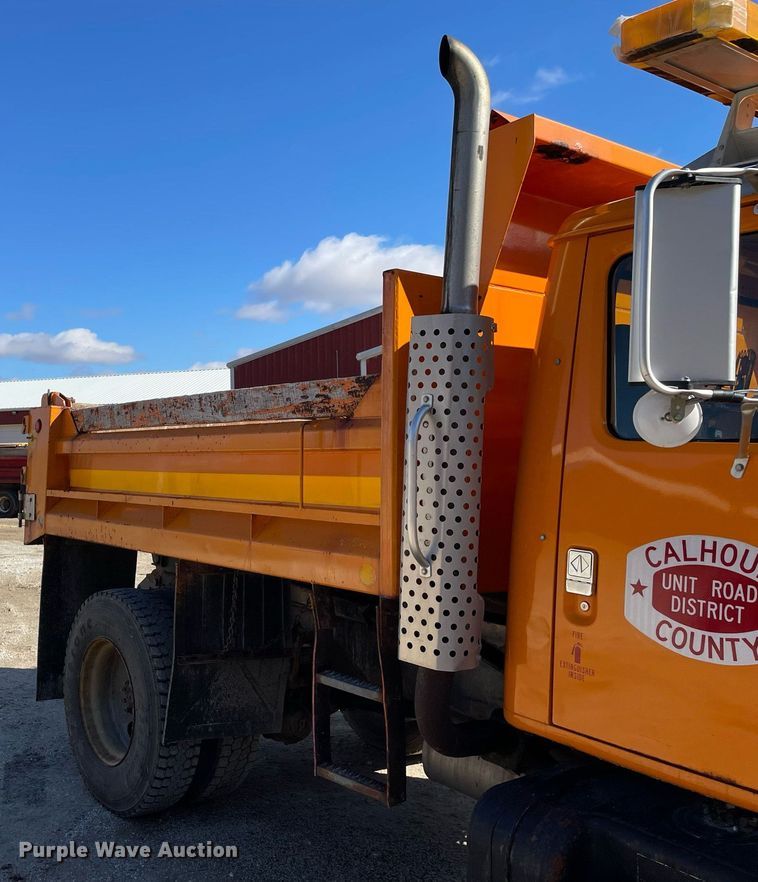 image for item MA9925 2001 International 4900  dump truck