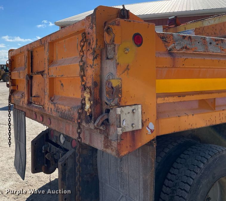 image for item MA9925 2001 International 4900  dump truck