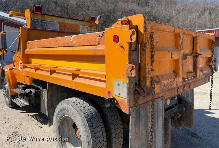 image for item MA9925 2001 International 4900  dump truck