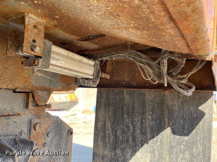 image for item MA9925 2001 International 4900  dump truck