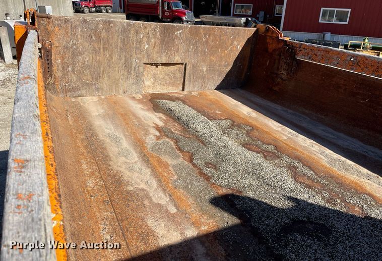 image for item MA9925 2001 International 4900  dump truck