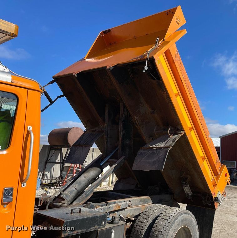 image for item MA9925 2001 International 4900  dump truck