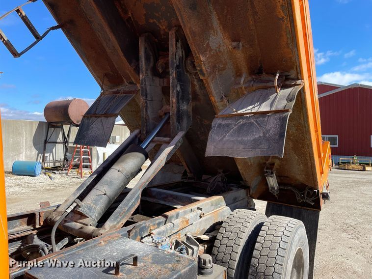 image for item MA9925 2001 International 4900  dump truck