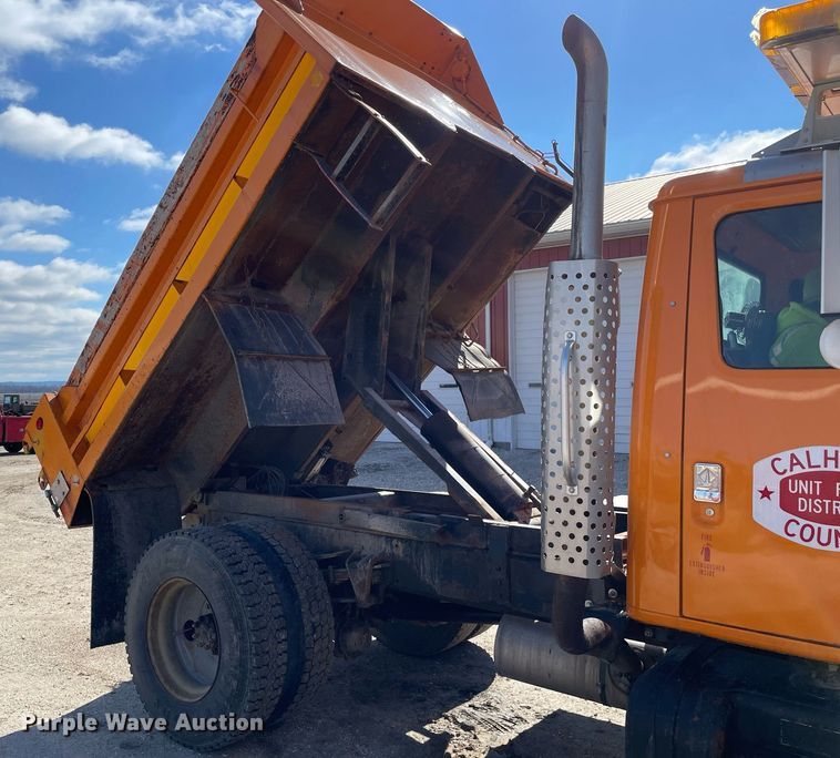 image for item MA9925 2001 International 4900  dump truck