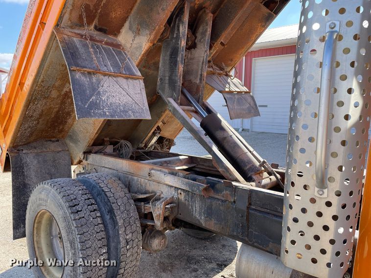 image for item MA9925 2001 International 4900  dump truck