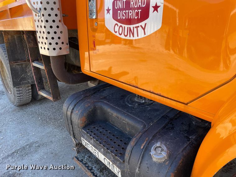 image for item MA9925 2001 International 4900  dump truck