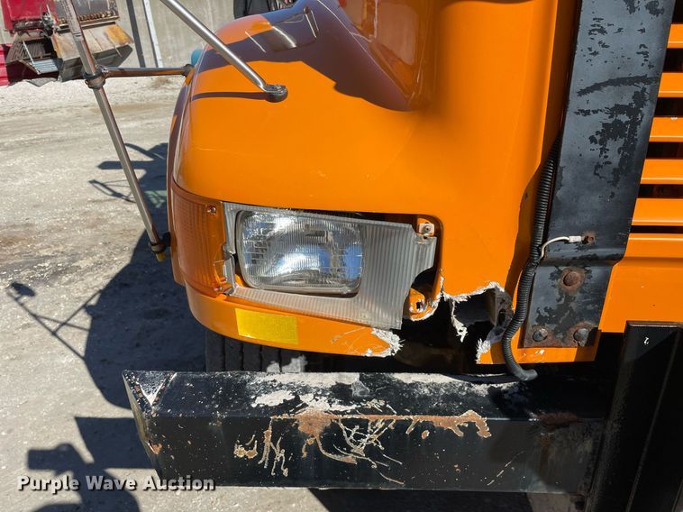 image for item MA9925 2001 International 4900  dump truck