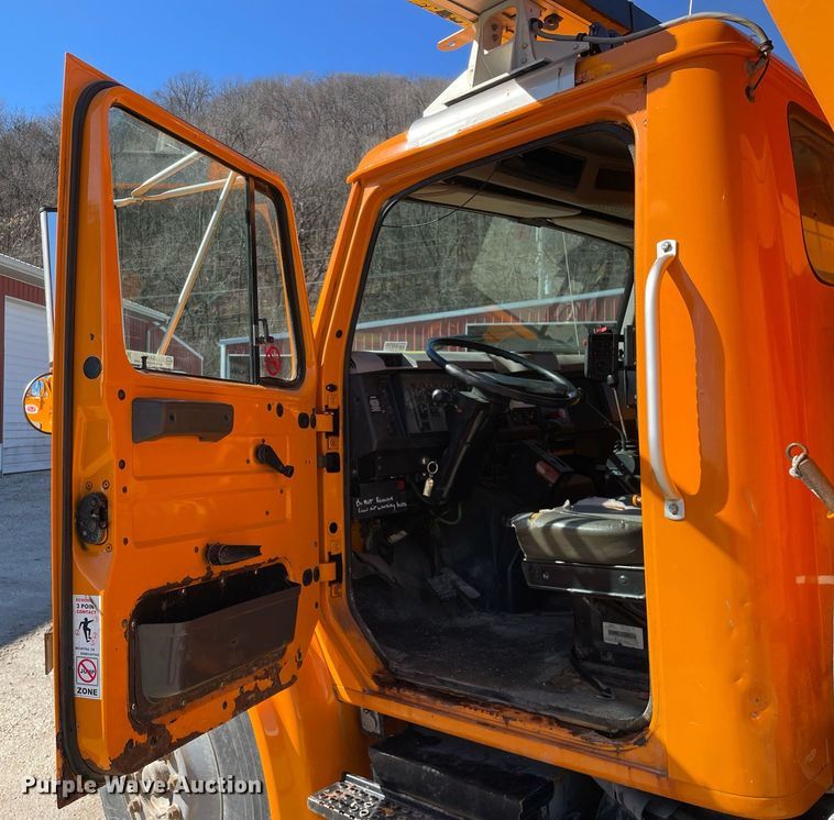 image for item MA9925 2001 International 4900  dump truck